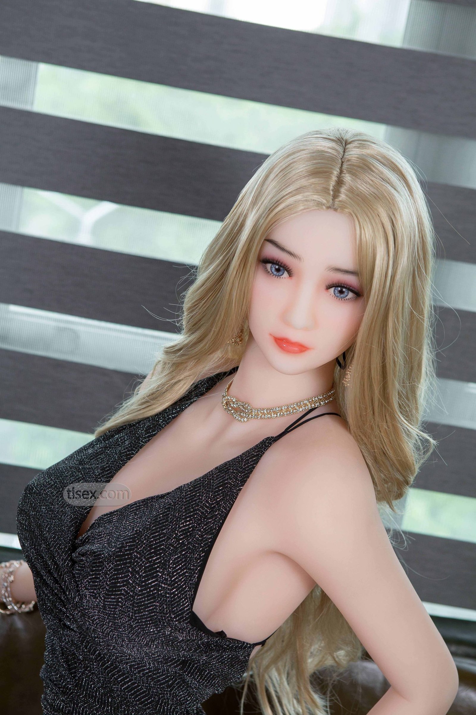 158cm Lady in Short Dress