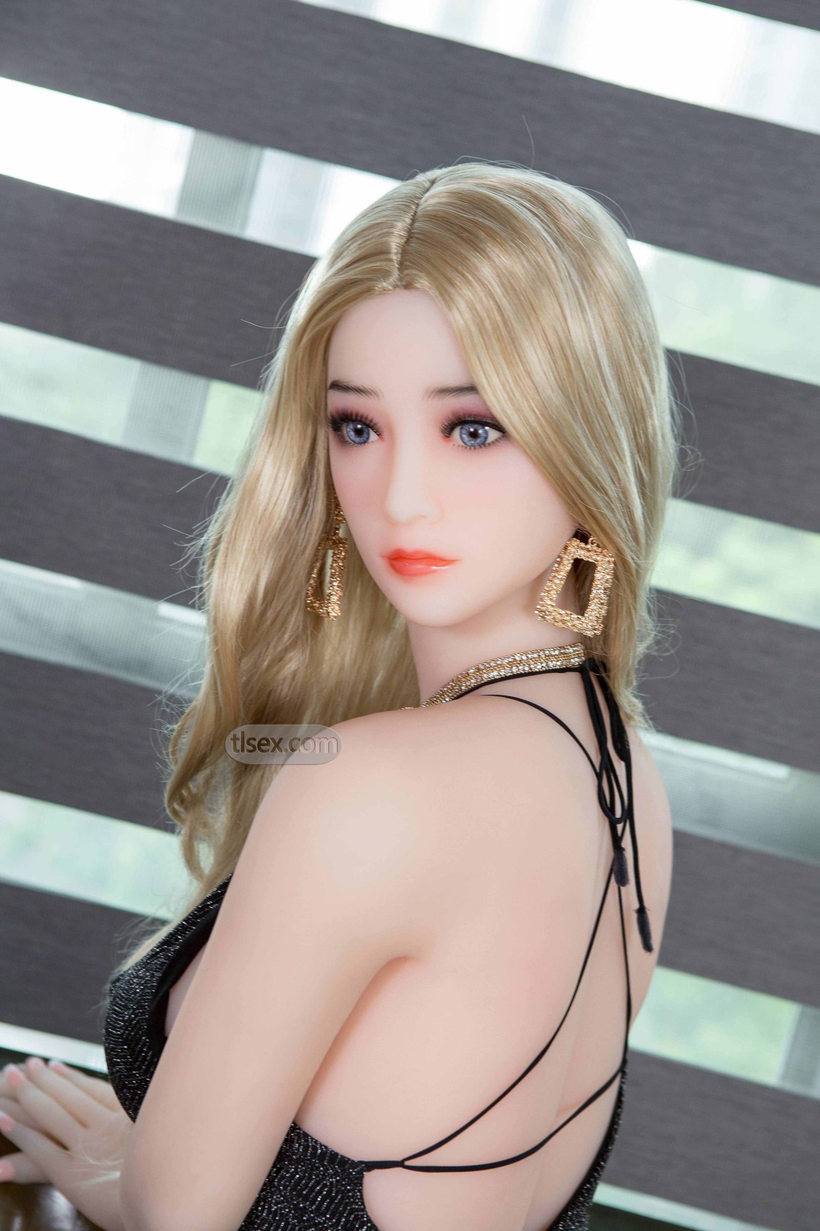 158cm Lady in Short Dress